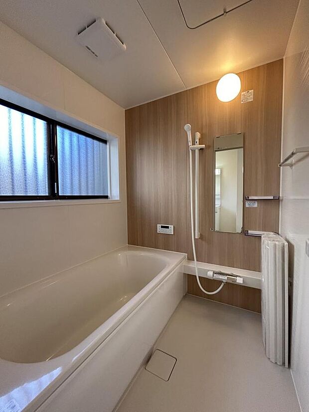 【リフォーム済】浴室はハウステック製の新品のユニットバスに交換します。床は水はけがよく汚れが付きにくい加工がされているのでお掃除ラクラクです。