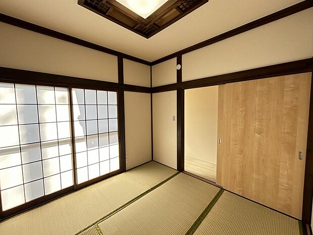 【リフォーム済】1階東側和室を撮影。天井・壁はクロス張替えを行い、床は表替えいたします。