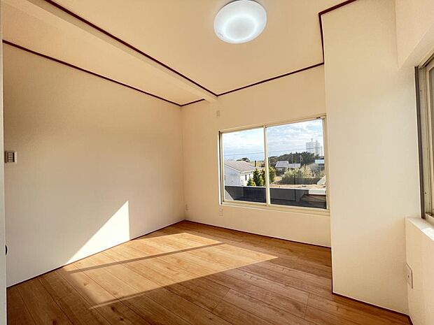 【リフォーム完成済】2階の4.5畳和室です。家具などが置きやすいように畳からフローリングへ変更します。天井壁クロス貼り替え、フローリング張り替え、照明交換、他。