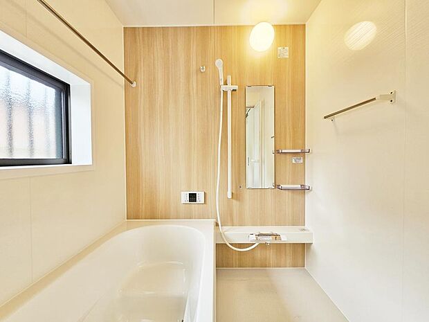 【新品1坪ユニットバス】浴室はハウステック製の新品のユニットバスに交換しました。足を伸ばせる1坪サイズの広々とした浴槽で、1日の疲れをゆっくり癒すことができますよ。