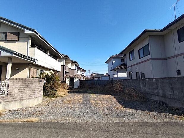 【リフォーム中】駐車場は除草して砕石を敷きます。