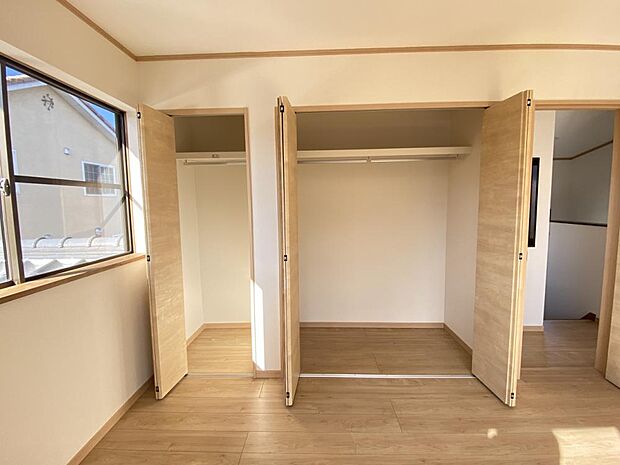 【完成済み】2階6畳洋室の収納を撮影。クローゼットは奥行きがあるので大きなものでも収納可能です。