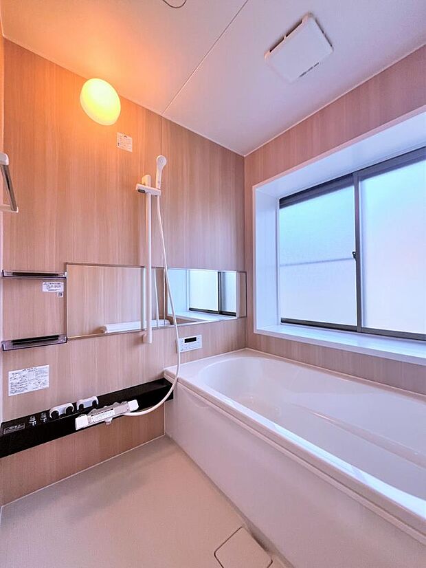 【リフォーム済・浴室】浴室はハウステック製の新品のユニットバスに交換しました。大人も足を伸ばせる1坪サイズの広々とした浴槽で、1日の疲れをゆっくり癒すことができますよ。