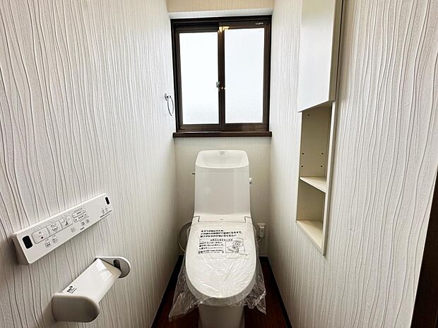 【リフォーム後】2階トイレです。お子様のお部屋、寝室等がある2階にもトイレがあると移動の手間も減りますね。