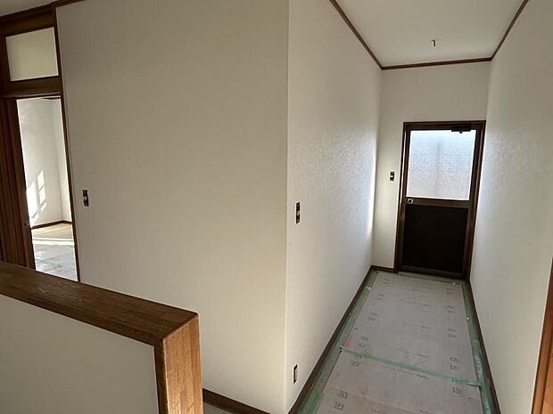 【リフォーム中】2階廊下です。床はフローリング重ね張りを行い照明も新しく交換いたします。