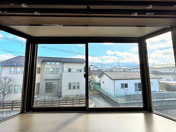 【リフォーム中】2階北東側洋室の出窓からの眺望です。天気が良い日には筑摩山地を望むことができます。