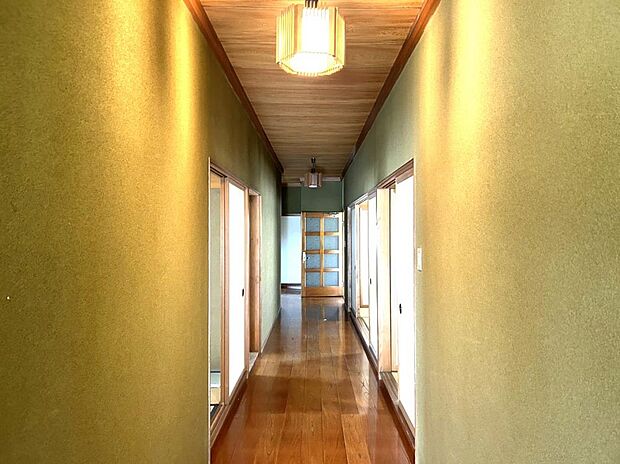 【リフォーム中】廊下のお写真です。これから壁天井のクロスの張替を行っていきます。