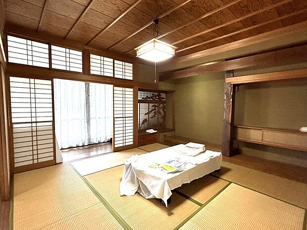 【リフォーム中】和室続き間のお写真です。これからリフォーム恋路を行い、畳の表替え・襖障子の張替などを行っていきます。イグサの香る気持ちのいい空間に生まれ変わりますよ。
