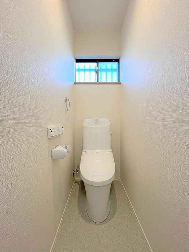 【リフォーム済】トイレは温水洗浄機能付きに新品交換しました。キズや汚れが付きにくい加工が施してあるのでお手入れが簡単です。直接肌に触れるトイレは新品が嬉しいですよね。