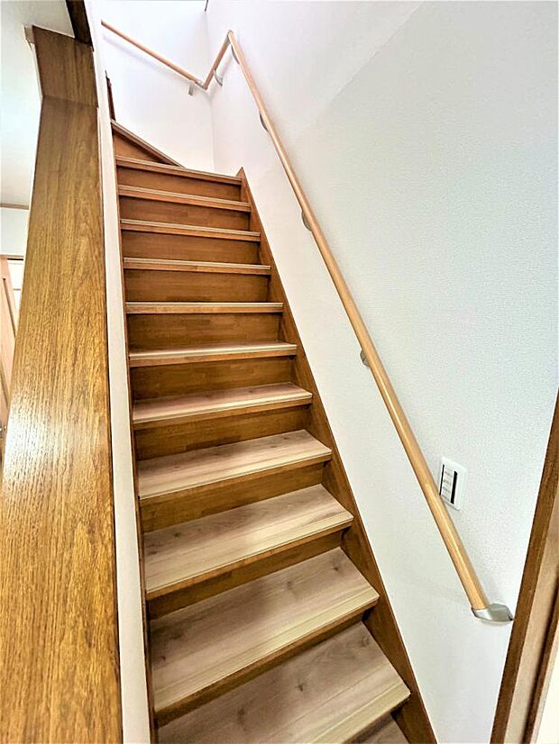 【リフォーム中】階段写真です。手すりと床の滑り止めを新設します。
