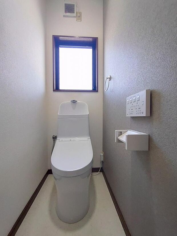 【リフォーム済】2階トイレです。トイレ交換、床クッションフロア張替え、壁・天井クロス張替えました。自宅にトイレが2台あるのは嬉しいポイントですね。