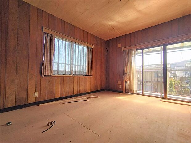 【リフォーム中】2階南東洋室です。床はクッションフロア張り、壁天井はクロスを貼ります。2面採光で、朝陽と日中の陽がしっかりと入るお部屋です。