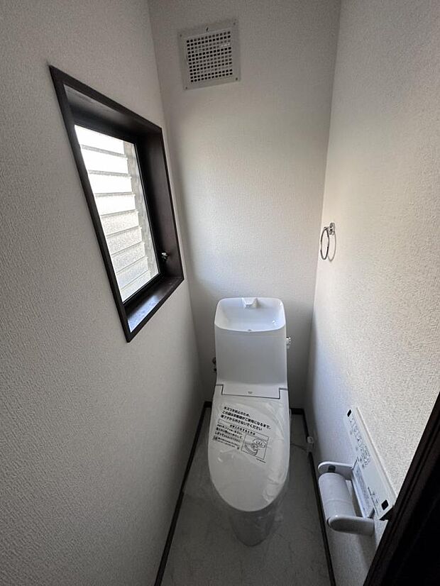 【リフォーム済写真】2階のトイレはリクシル製の温水洗浄便座トイレに新品交換しました。おうちにトイレが2つあれば、順番待ちのイライラも解消ですね。 
