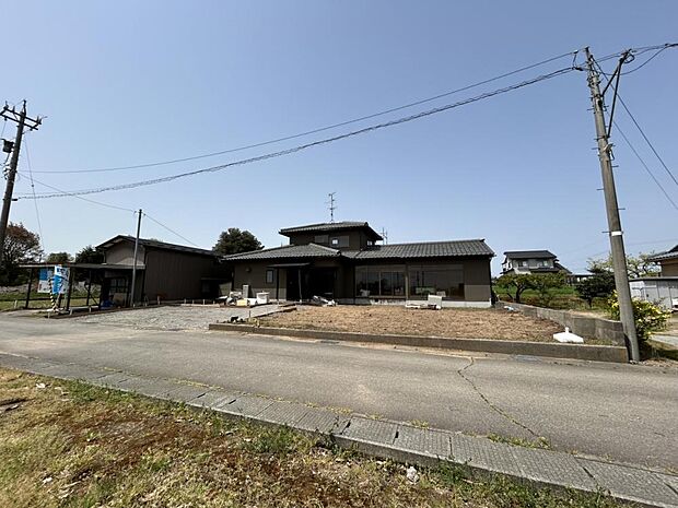 【リフォーム中】敷地157坪で南東側間口が約35ｍで前面道路も4．6ｍあるので解放感があります。玄関前部分を駐車スペース3台分拡張を行います。