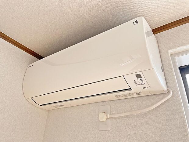 【リフォーム済】新品のエアコンをリビングに1台設置しました。入居後すぐに快適に生活できますよ。