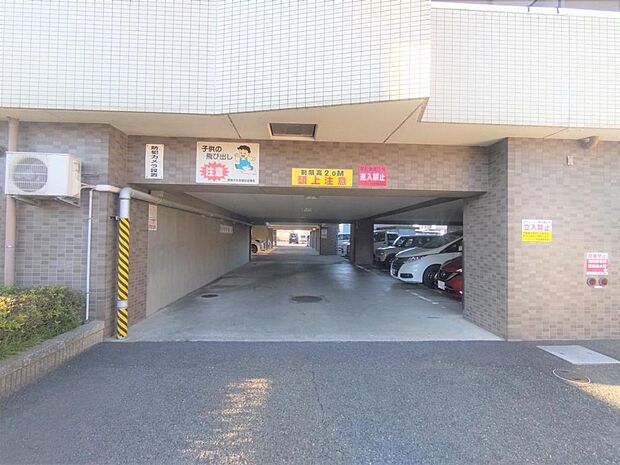 【駐車場】駐車場の入口写真です。駐車場の空きはありませんが、現在1台分借りています。（2023/11/26現在）月5000円です。