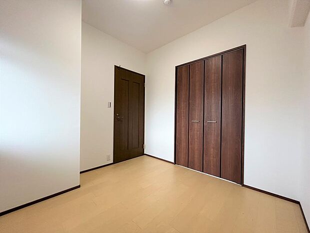【リフォーム済】5.0畳洋室の写真です。床フロアを張り替え、収納建具は新品交換しました。