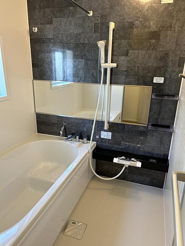 【リフォーム済写真】浴室はハウステック製の新品のユニットバスに交換します。足を伸ばせる1坪サイズの広々とした浴槽で、1日の疲れをゆっくり癒すことができますよ。