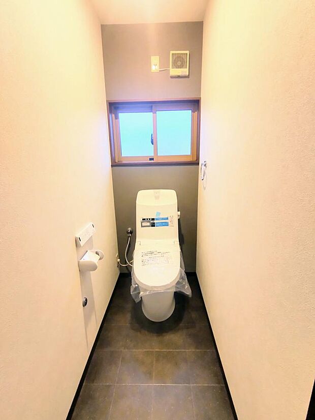 【リフォーム済写真】トイレはLIXIL製の温水洗浄機能付きに新品交換しました。キズや汚れが付きにくい加工が施してあるのでお手入れが簡単です。直接肌に触れるトイレは新品が嬉しいですよね。？