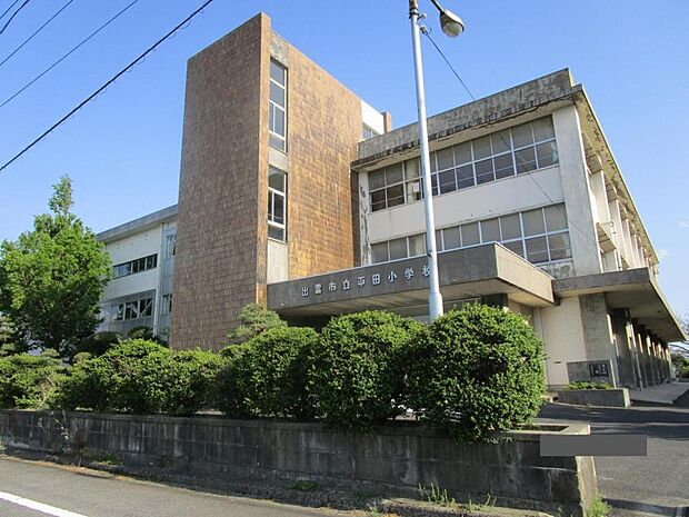 平田小学校まで1200ｍ（徒歩約15分）です。登下校の時間もお子様にとって素敵な思い出になりますね。