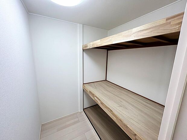 【リフォーム済】2階収納部分の写真です。約2畳分と広めの収納スペースなので、衣裳部屋などにもいかがでしょうか。