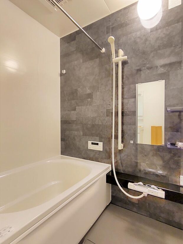 【リフォーム済】浴室はハウステック製の新品のユニットバスに交換いたしました。0.75坪タイプにはなりますが、しっかりと体の芯から温まることができます。