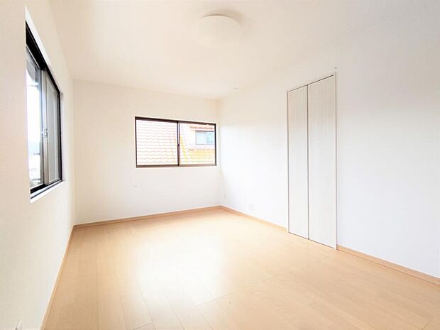 【リフォーム済】2階7.5帖洋室の別角度の写真です。南向きのお部屋なので日当たりの良い明るいお部屋になりそうですね。