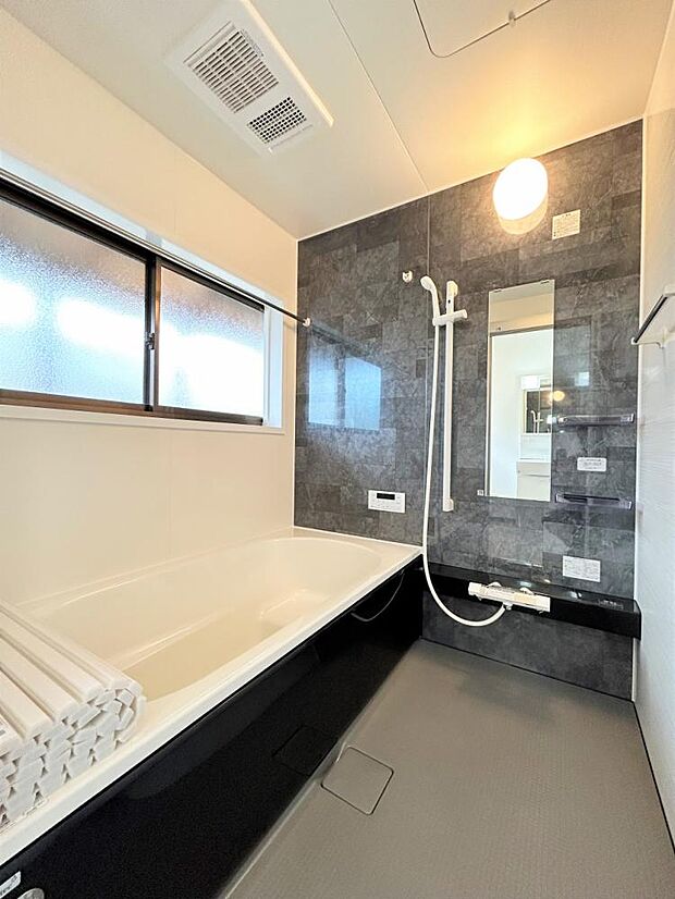 【リフォーム済】浴室にはハウステック製の1坪サイズのユニットバスを新設いたしました。成人男性でもゆったりとできるサイズのお風呂で日々の疲れを癒していただけたらと思います。