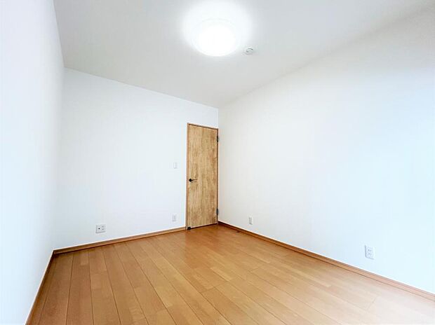 【リフォーム済】南側洋室の写真です。コンパクトですが寝室には十分な広さです。