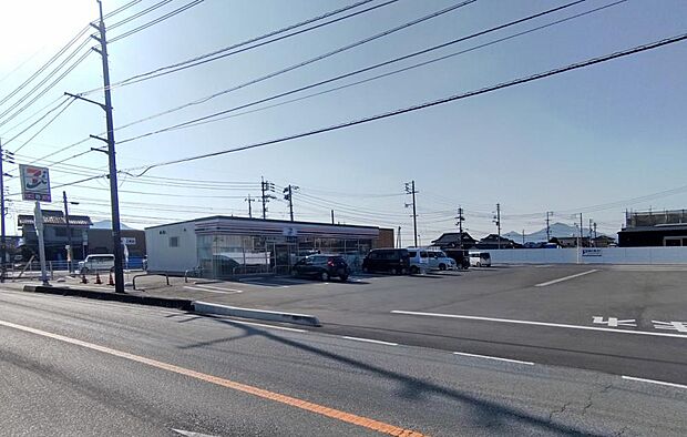 セブンイレブン防府下新田店様まで700ｍ（徒歩10分）。