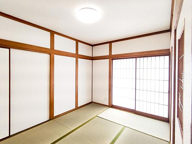 （リフォーム済）1階6畳和室は天井、壁のクロスを貼替し、畳を表替え・襖を貼替しました。新しい畳の匂いに癒されますよ。