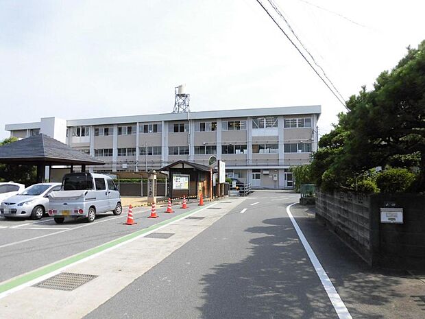 上八万小学校まで約2900ｍです。バス利用での通学が可能です。