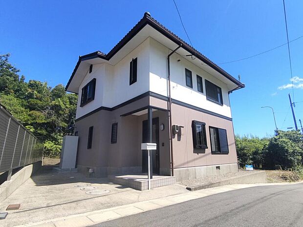 建物西側の外観です。外壁はツートンカラーで塗装しました。東南西の日差しを遮る建物がないため日当たり良好ですよ。