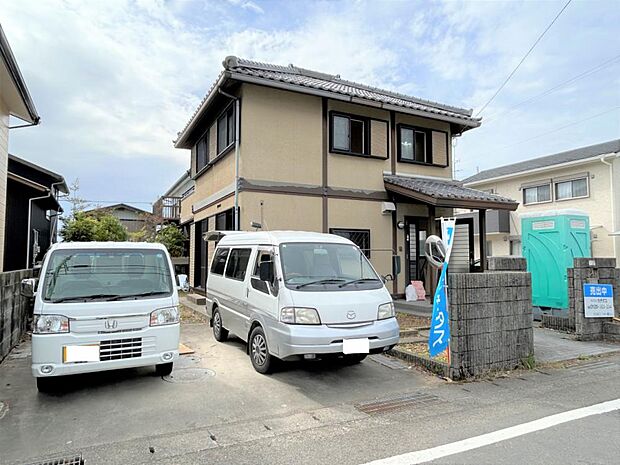 【リフォーム中】駐車場は並列2台駐車可能。庭の庭木を伐採して整地を行いますので2台以上駐車可能になります。