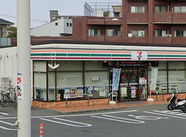 「セブンイレブン」福岡高宮西店様まで徒歩4分（300Ｍ）です。コンビニは24時間営業なので便利ですね。