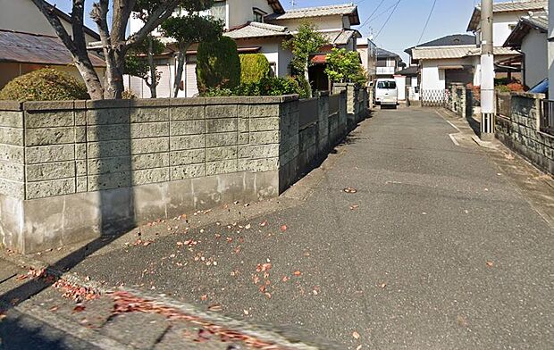 【前面道路】住宅の南側幅員約4Mの私道の様子です。持ち分も1/5所有していますので、ご安心頂けます。