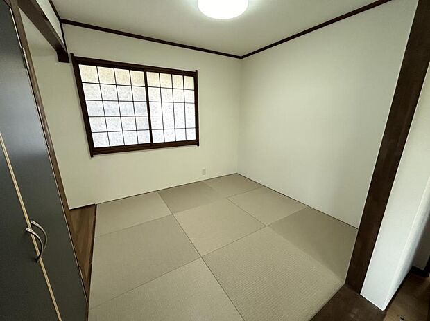 【リフォーム完成】LDKに接する4.5帖の小上がりの和室です。琉球畳の新調、クロスの張替え等を行いました。畳のある生活はうれしいですね。