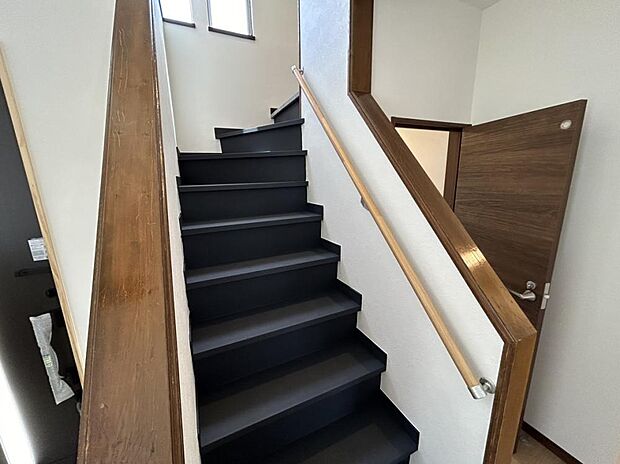 【リフォーム完成】階段は塗装を行いました。手すりを新設したした。黒色の階段はお家に締まった印象を与えてくれます。