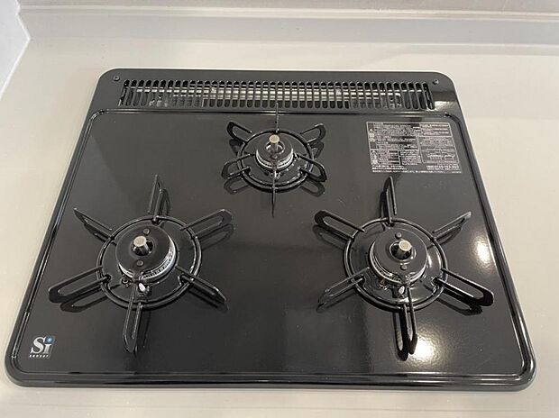 【リフォーム後】新品交換したキッチンは3口コンロで同時調理が可能。大きなお鍋を置いても困らない広さです。お手入れ簡単なコンロなのでうっかり吹きこぼしてもお掃除ラクラクです。