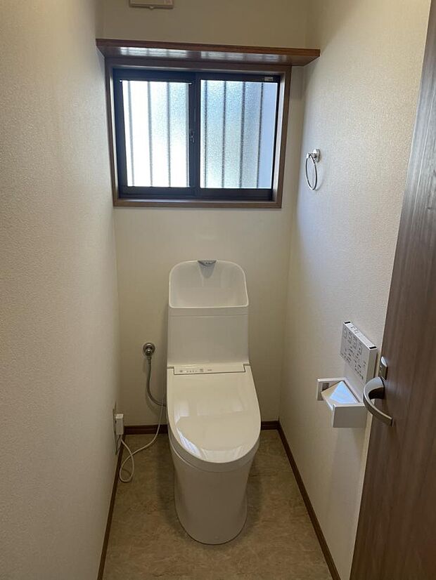 【リフォーム後写真】トイレはTOTO製の温水洗浄機能付きに新品交換しました。表面は凹凸がないため汚れが付きにくく、継ぎ目のない形状でお手入れが簡単です。節水機能付きなのでお財布にも優しいですね。