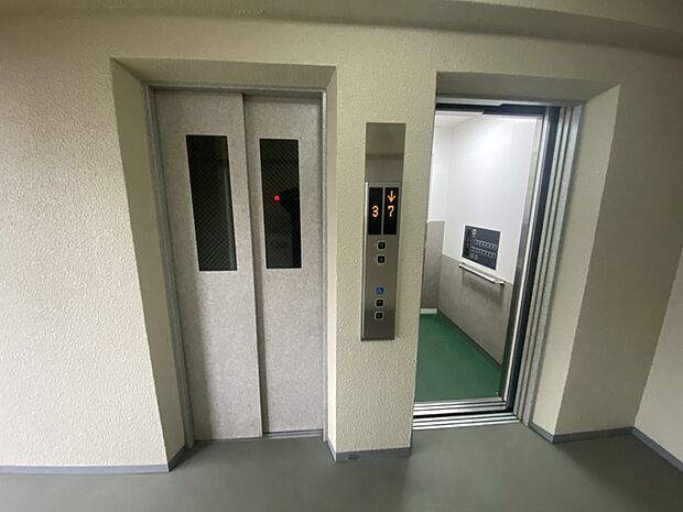 エレベーターはA棟に2基、B棟に2基あります。どちらからも出入り可能です。