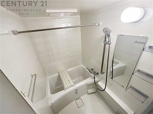 【浴室】　バスルームは新調しております。乾燥機能付きの充実の設備となります。