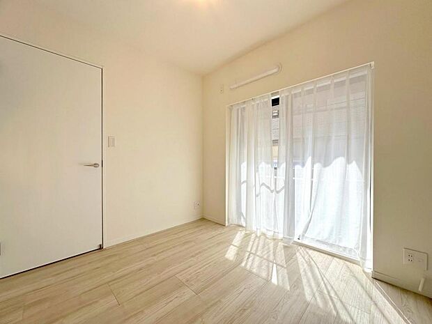 ■真っ白なキャンバスのような洋室はどんな色の家具ともマッチしそうです。家族の成長と共に家族カラーに染めてください