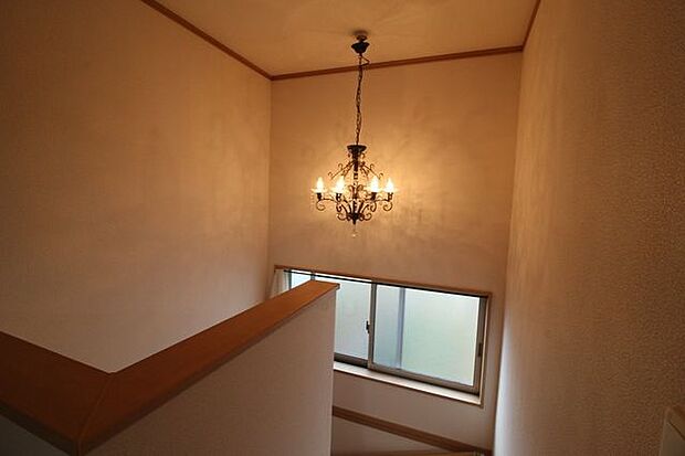 階段にはおしゃれなシャンデリアもあり、オレンジのライトで温かい印象になりますね！窓もあり採光はもちろん、換気もバッチリです！