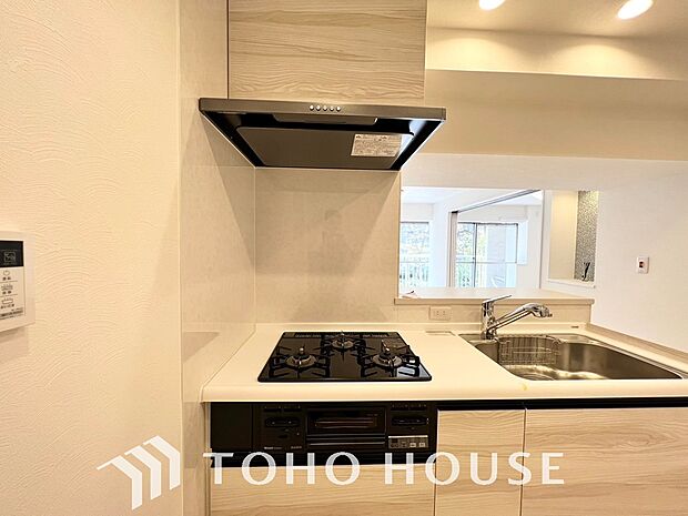 キッチンの換気扇はスタイリッシュなデザインで、日々のお手入れもラクラクな仕様となっております。