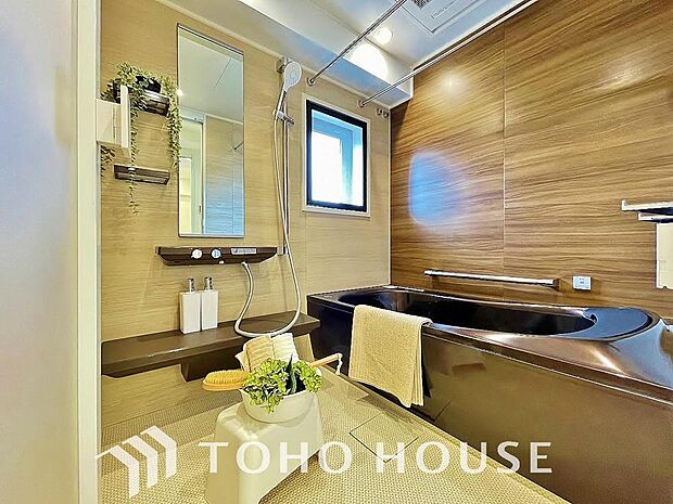 浴室は水栓・シャワーヘッド・鏡から棚まで新しいものへ交換済み。汚れをはじく有機ガラス系の新素材を採用し、ワンタッチでゴミを捨てられる機能も付いた最新のバスユニットも導入されています。