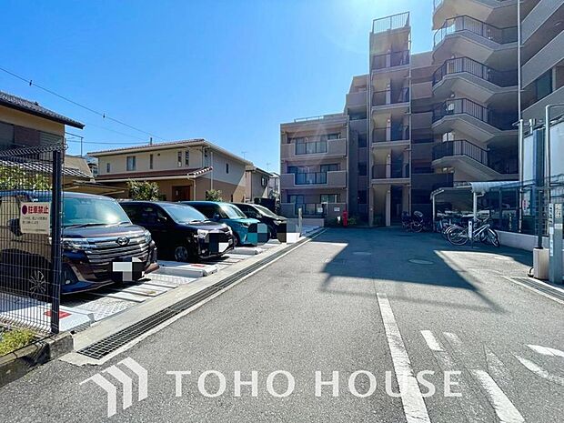 敷地内駐車場（空き状況、料金等についてはお気軽にお問合せください。）