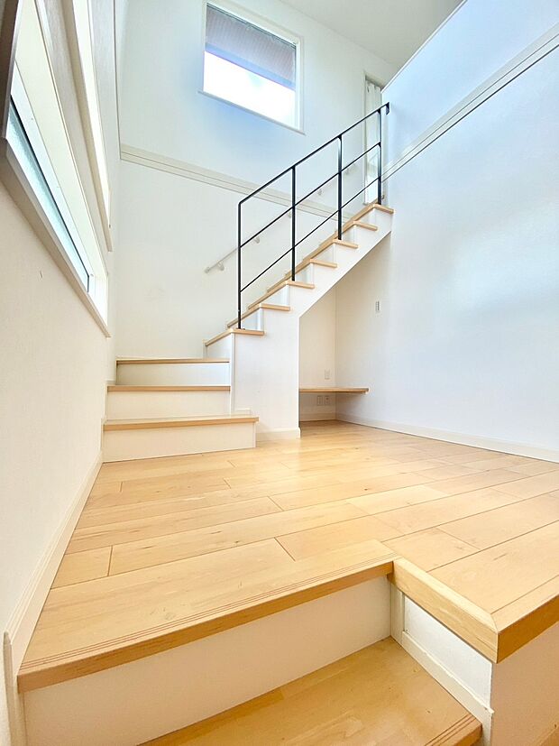 内装〜staircase〜 安全面に配慮した手摺付き階段 