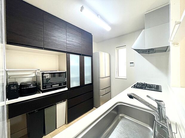 内装〜kitchen〜  深型食洗機やスライド収納を搭載した対面タイプのシステムキッチン