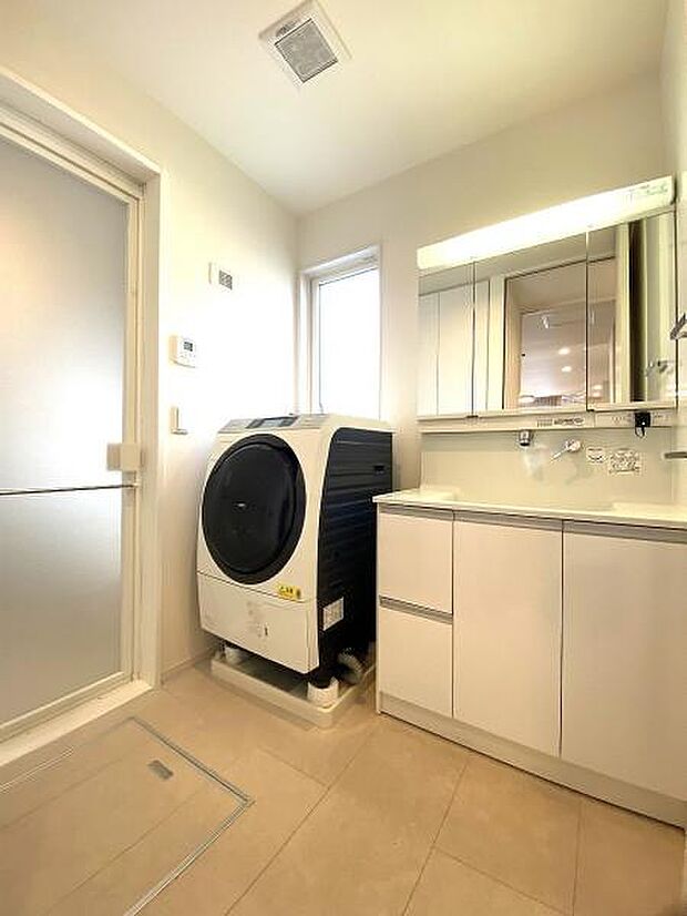 洗面台隣のランドリーコーナーもたっぷりあるため、大型のドラム式洗濯機も置くことができます♪